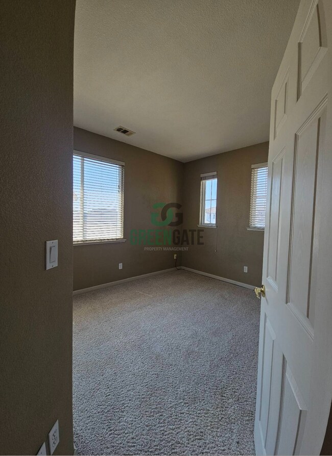 Building Photo - Price Reduced! 4 Bedroom 3 Bath Home is No...