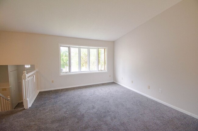 Building Photo - Updated 4br home with private backyard!