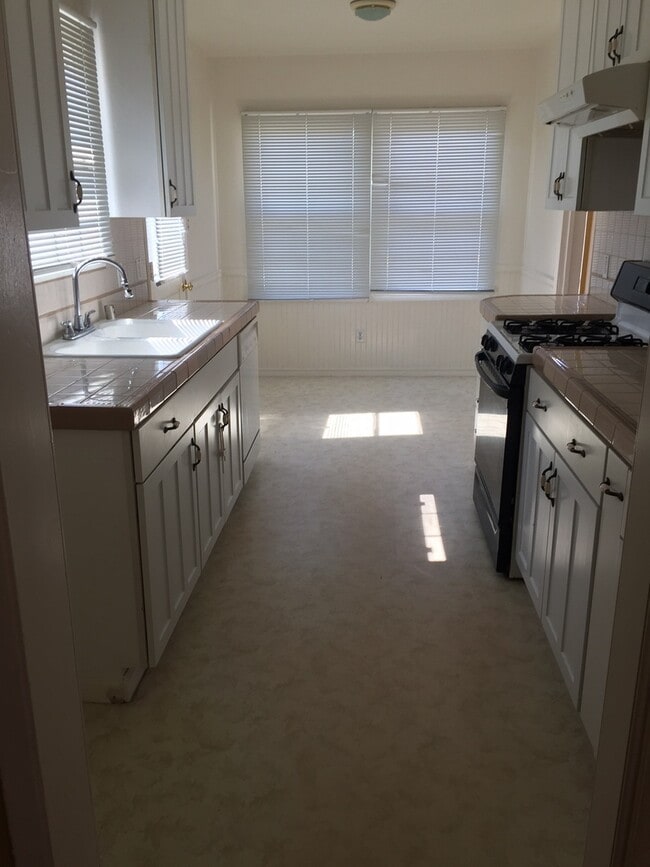 Building Photo - Great Home Near Water Available to View Now