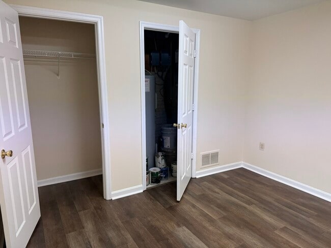 Building Photo - 15538 Port Washington Ct