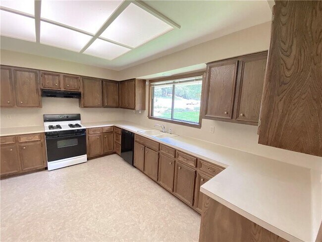 Building Photo - 6010 Salton Dr