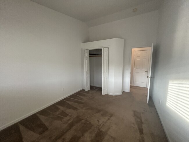 Building Photo - 15 Fairway Dr