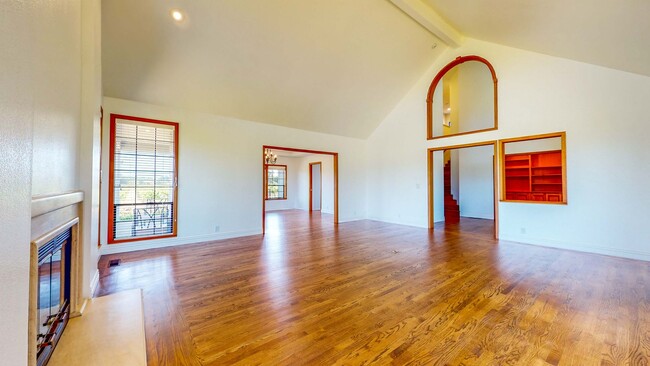 Building Photo - Beautiful 4 bedroom 3.5 bath Home with 2 c...