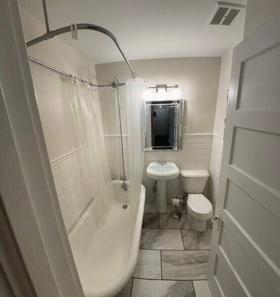 Building Photo - 2536 DuPont Ave S