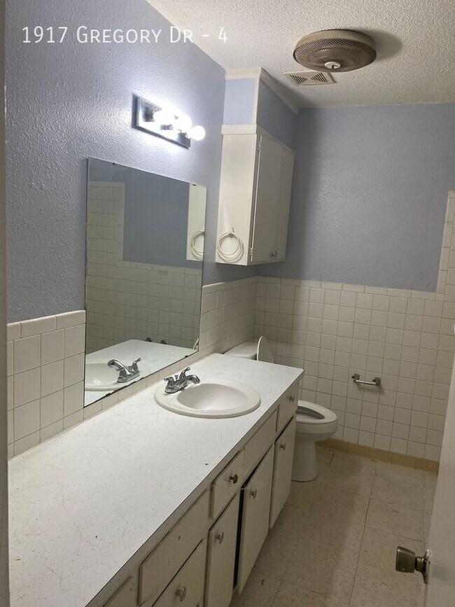 Building Photo - 1917 Gregory Dr