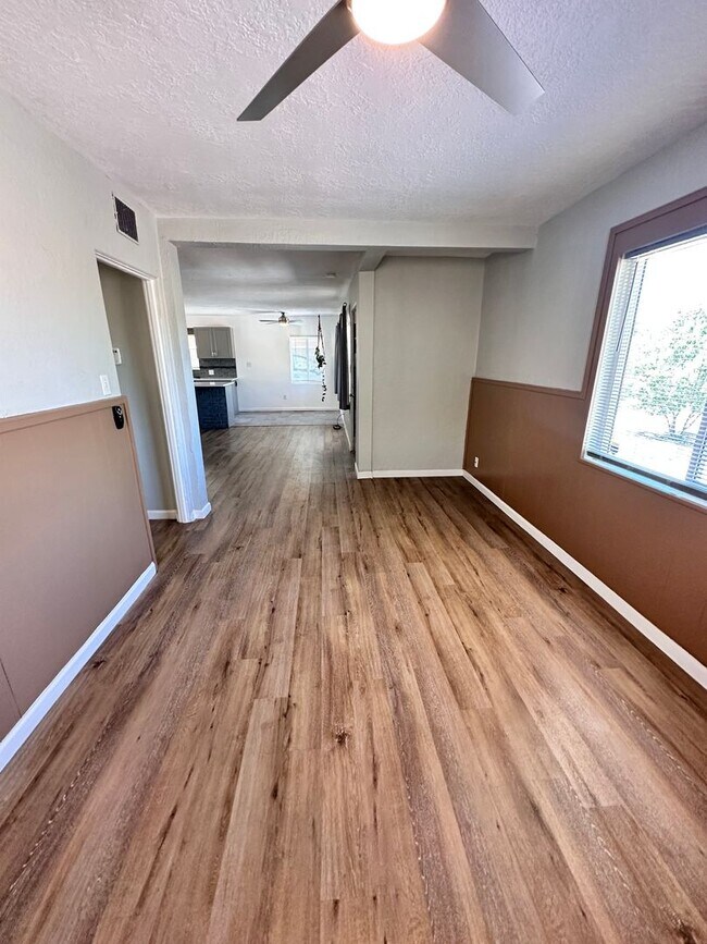 Building Photo - 2120 La Veta Dr
