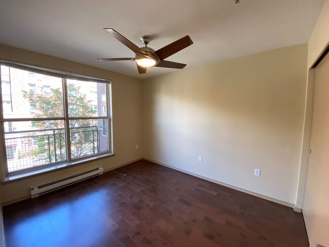 Building Photo - 1 Bed 1 Bath Condo in Seattle - Includes P...