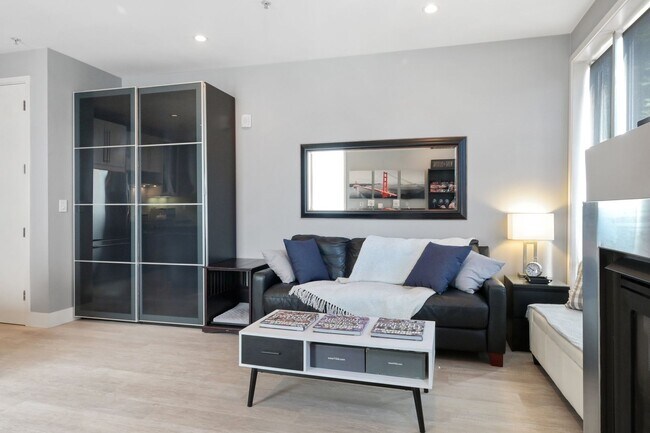 Building Photo - Epic REA/Azari PM:Gorgeous 1 Bed/ 1 Bath C...