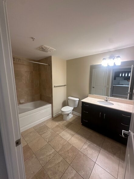 Secondary bathroom has shower/bathtub combo and the washer/dryer. - 440 L St NW