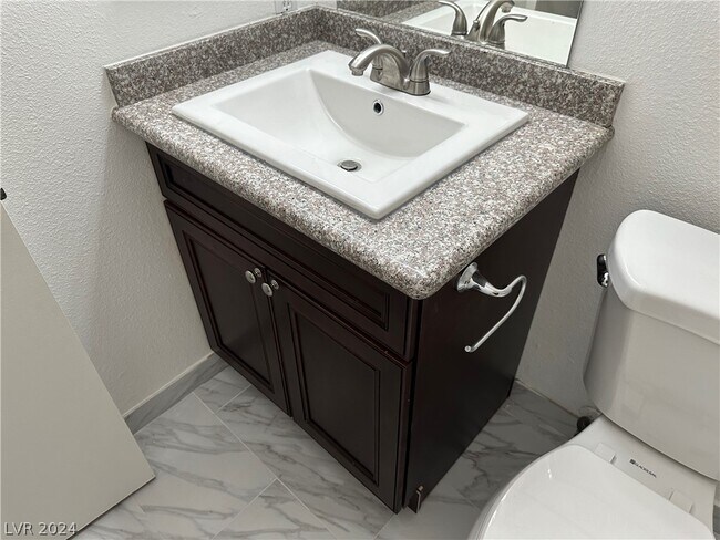 Building Photo - 1121 Willow Tree Dr