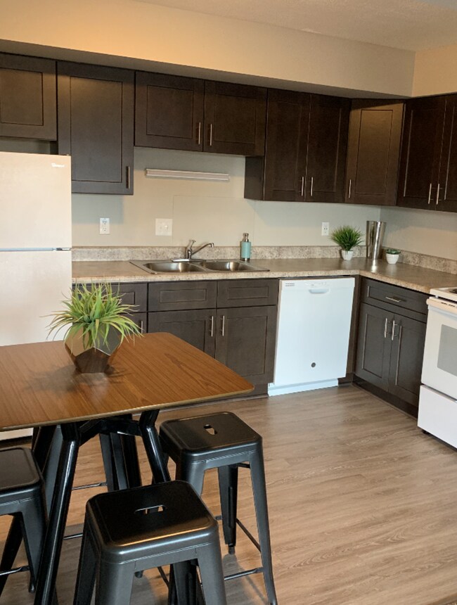 Building Photo - Spacious 1 Bedroom