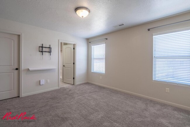 Building Photo - Charming 3 bedroom Townhome. 2 Community Pools!