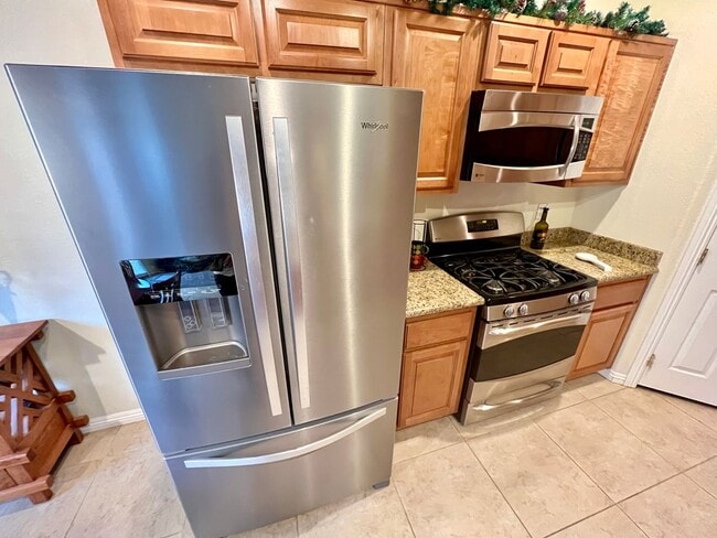 Building Photo - SOUTHERN HIGHLANDS! 3BD/2.5BA FURNISHED!