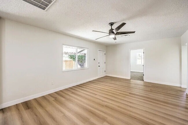Building Photo - Coming Soon! 3bed 2 bath plus Casita HUGE ...