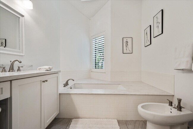 Building Photo - 2585 Sheltingham Dr