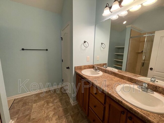 Building Photo - 811 Oshields Ct