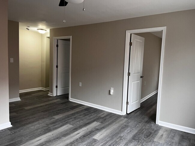 Building Photo - Affordable 2-Bedroom Apartment in Southwes...