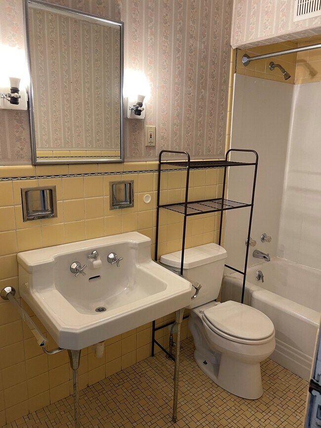 Building Photo - 126 College Ave