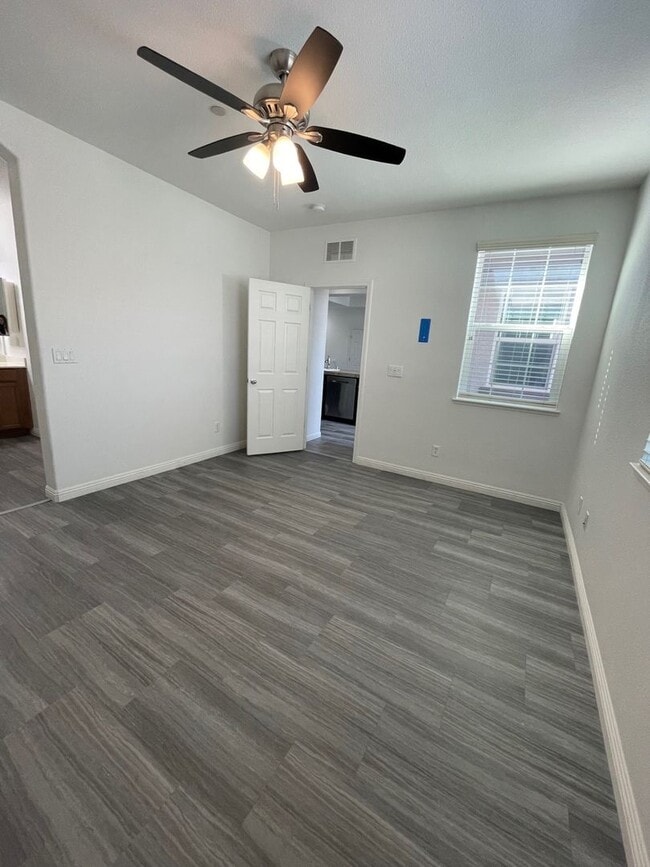 Building Photo - Move-In Ready Damonte Ranch Townhome