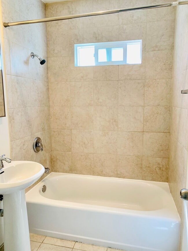 Building Photo - BAYSIDE STUDIO IN MISSION BEACH - ONLY $ 1,595/mo!