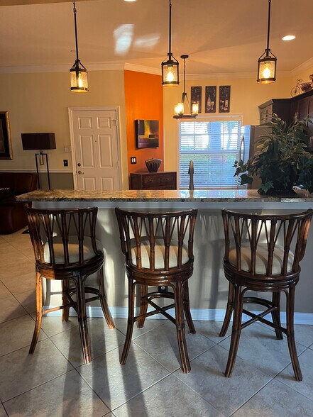 Breakfast bar with 3 stools - 329 NW Treeline Trce