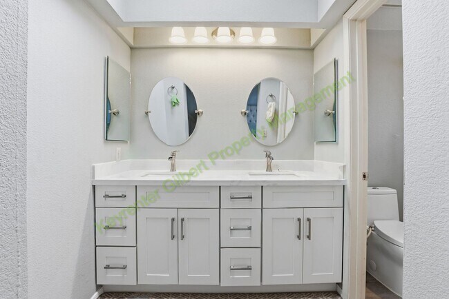 Building Photo - Lakefront Gilbert Home in Prime Location Near Parks, Shopping & Easy Freeway Access