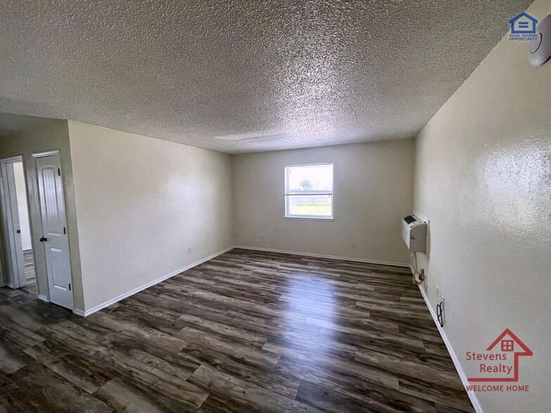 Building Photo - 2111 NW Lindy Ave