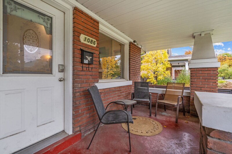 Building Photo - 1086 S Lk St