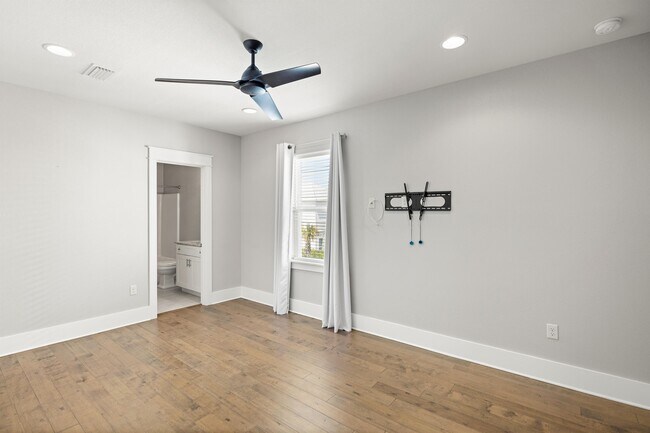 Building Photo - 56 Penelope St