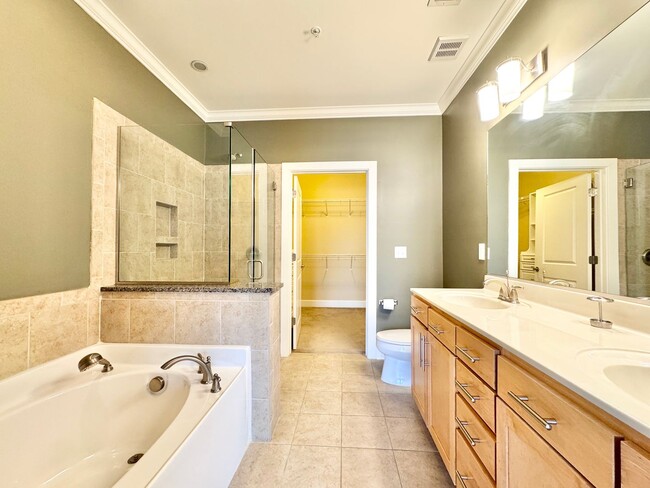 Building Photo - 2 Bedroom in Winstead Commons! Convenient to Lawndale Dr, Battleground Ave, and More!