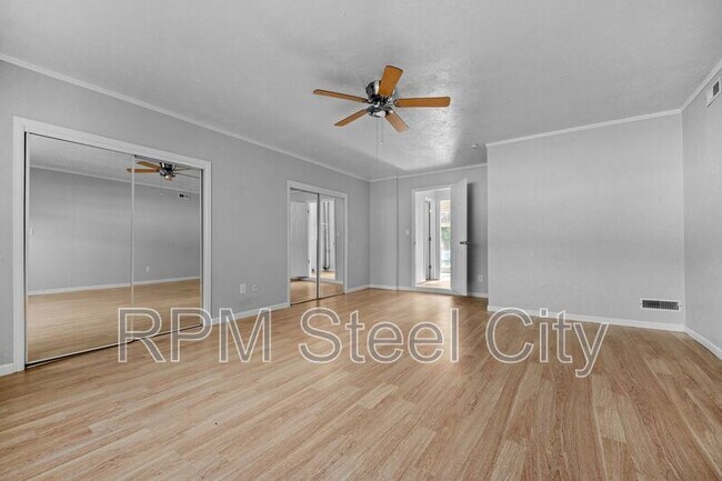 Building Photo - 903 W 15th St