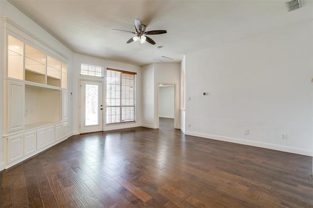 Building Photo - 704 Red Oak Ct