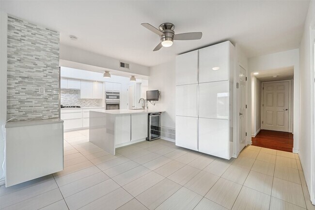 Building Photo - 10630 Olympia Dr