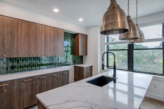 Building Photo - 408 W University Ave