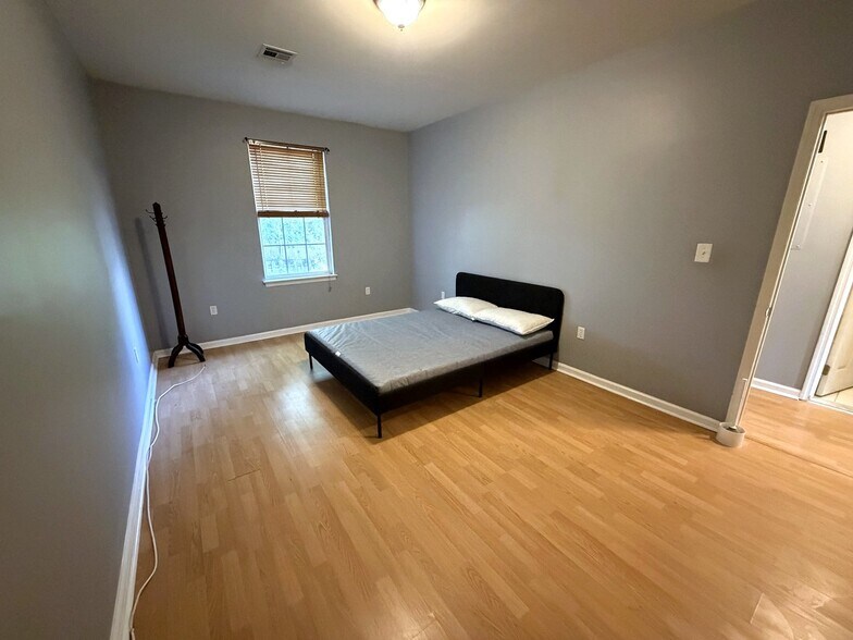 Building Photo - 372 Bramhall Ave