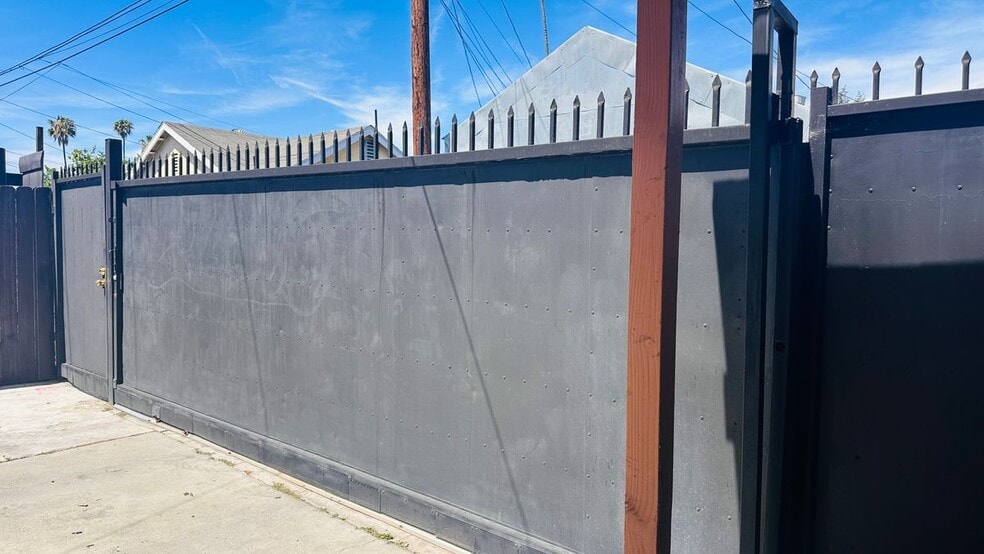 Building Photo - 1255 E 88th Pl