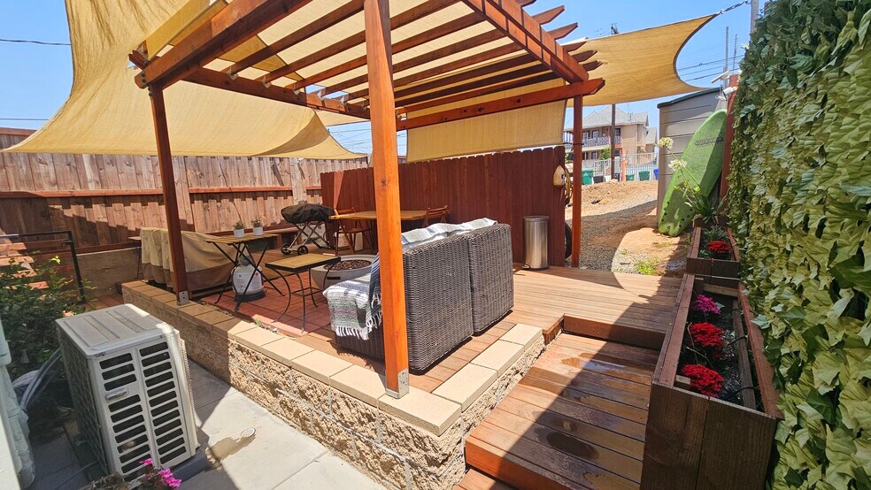 Building Photo - 2058 Harrison Ave