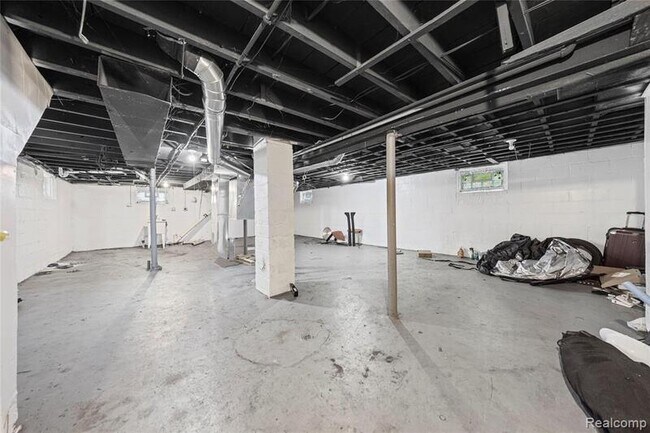 Building Photo - 16253 Strathmoor St