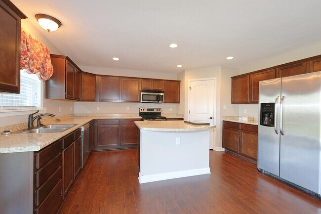 Building Photo - Beautiful 3 Bedroom House in Quiet Auburn ...