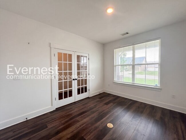 Building Photo - 3 Bed/2 Bath Home with Garage / Pet-Friendly / Available Now!