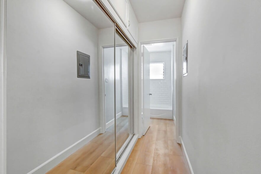 Building Photo - 922 6th St