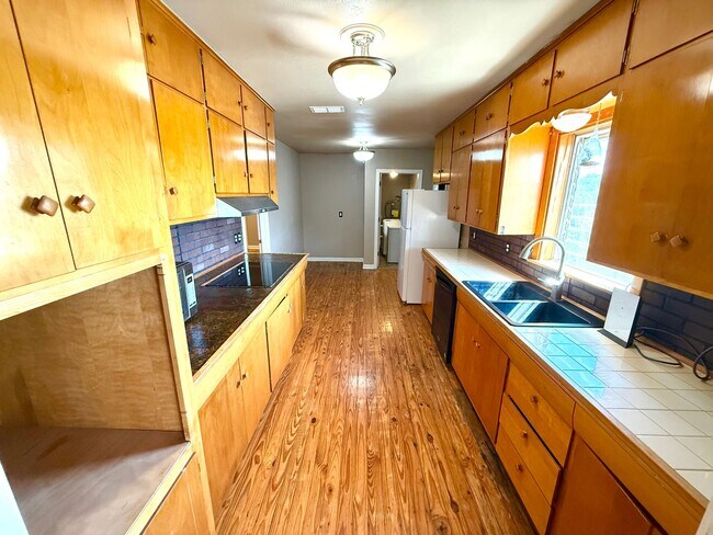 Building Photo - **APPLICATION RECEIVED** *MOVE IN SPECIAL* Gated Home With Hill Country Living Just Minutes From ...