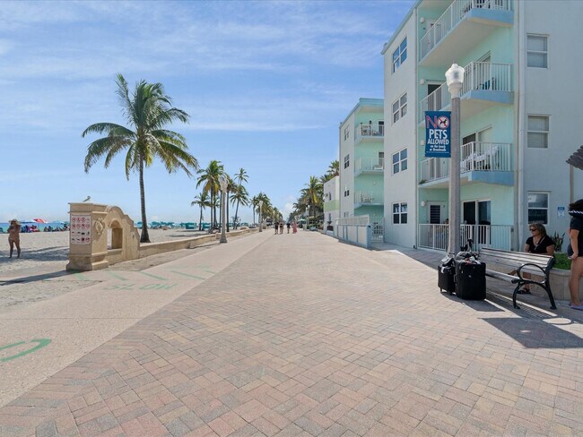 Building Photo - 2600 N Surf Rd