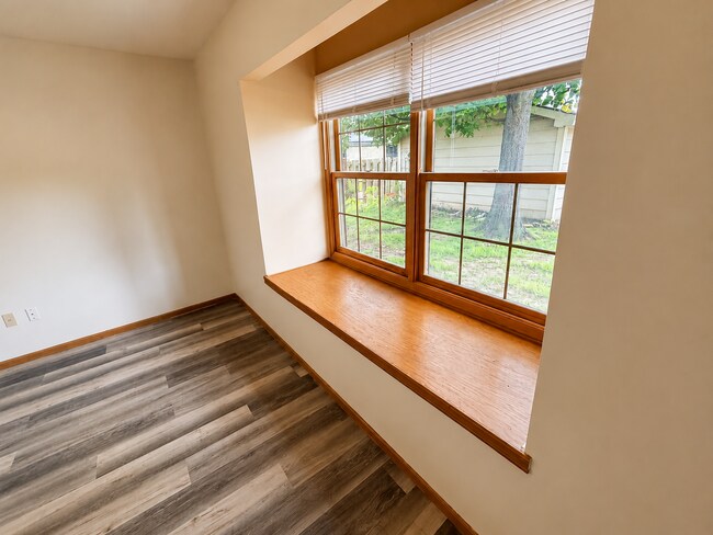 Building Photo - 4 Bedroom Westside Townhome | Great Location | Low-Maintenance Living