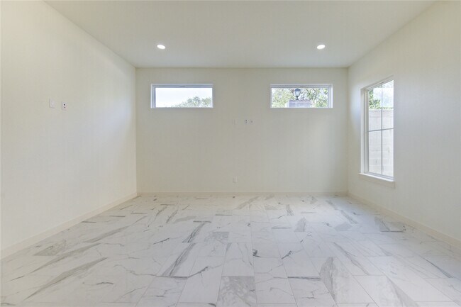 Building Photo - 2917 El Fenice Ln