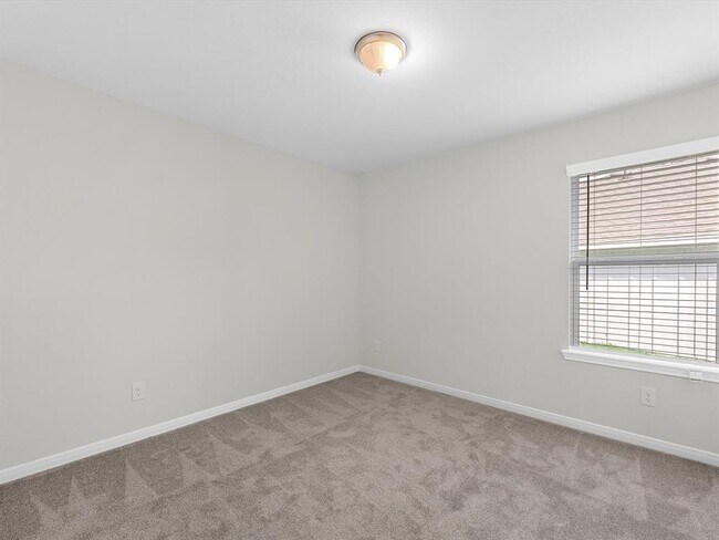 Building Photo - 46 Fairway Dr