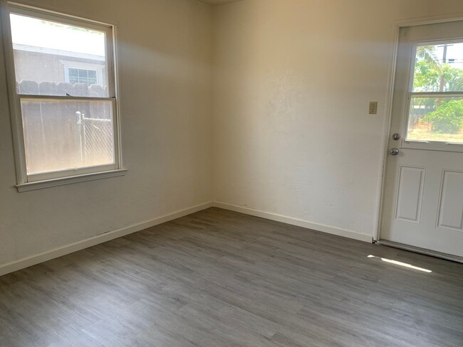 Building Photo - 2 Br 1 Ba Available Now