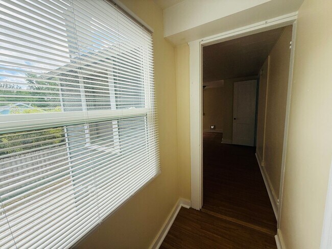 Building Photo - 320 21st Ave S