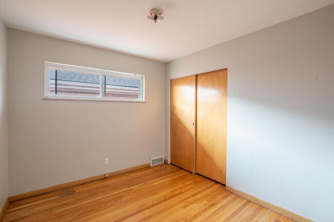 Building Photo - 5205 Jamieson Ave