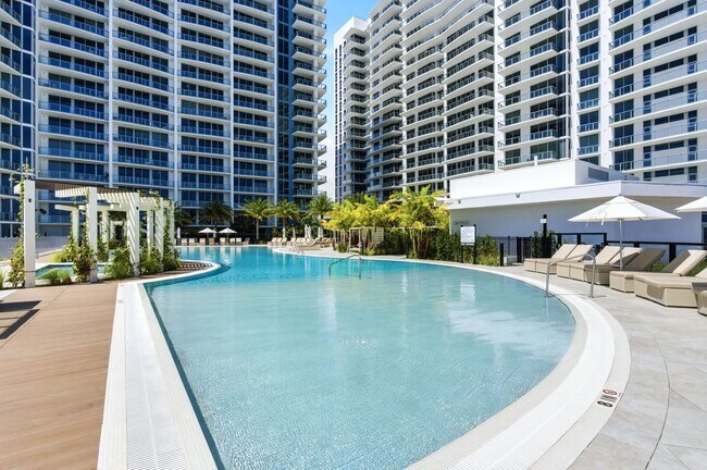 Building Photo - 220 Lake Shore Dr